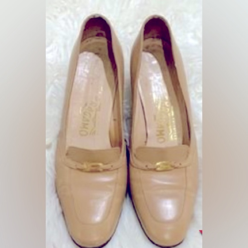 SALVATORE Ferragamo tan cream closed toe pumps